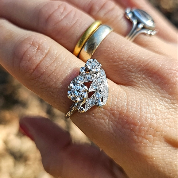 Jewelry - 14K Diamond Ring White Gold Flower Leaf Design Diamond Dinner Ring Size 6.5